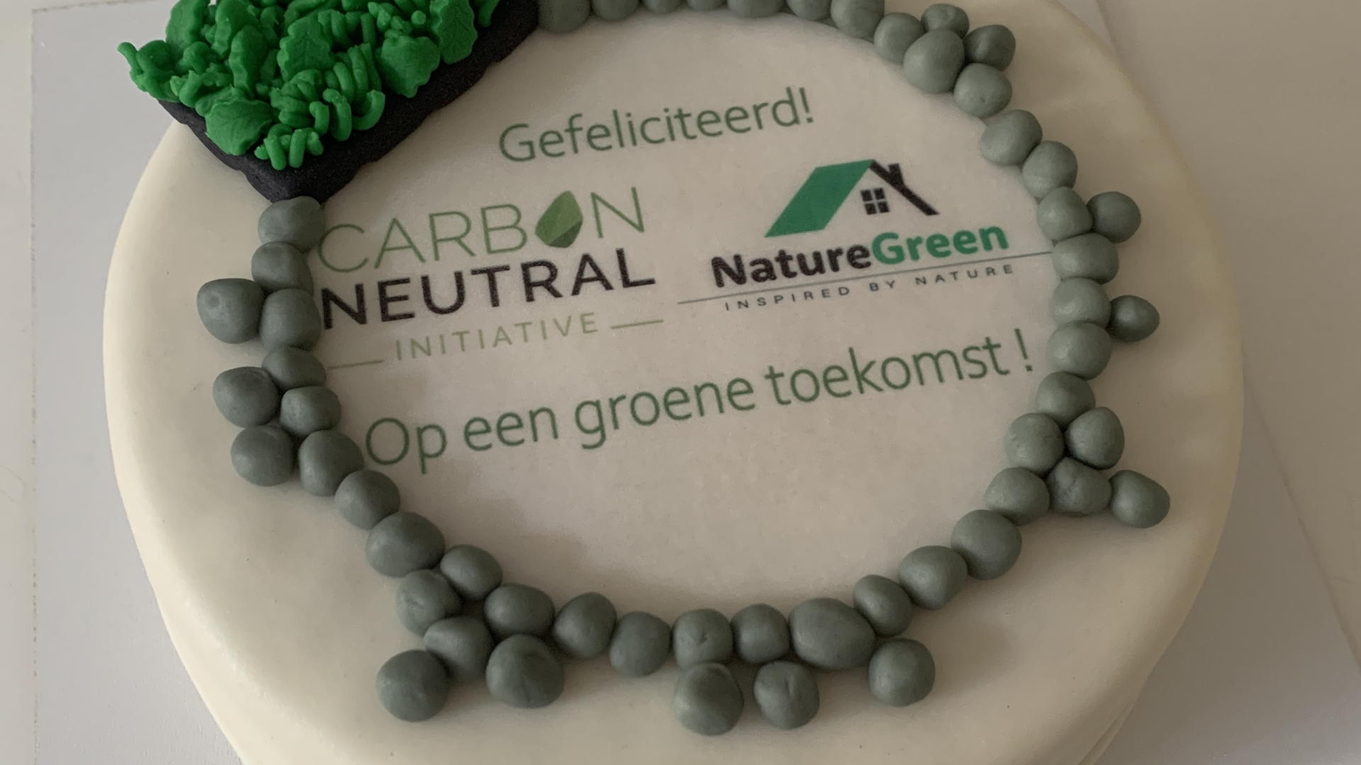 Carbon Neutral Initiative en Nature Green logo taart