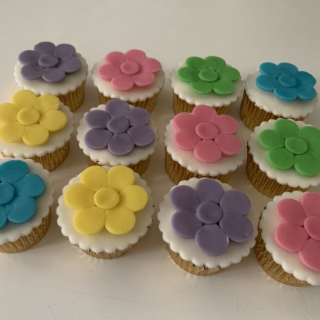 Cupcakes gekleurden bloemen