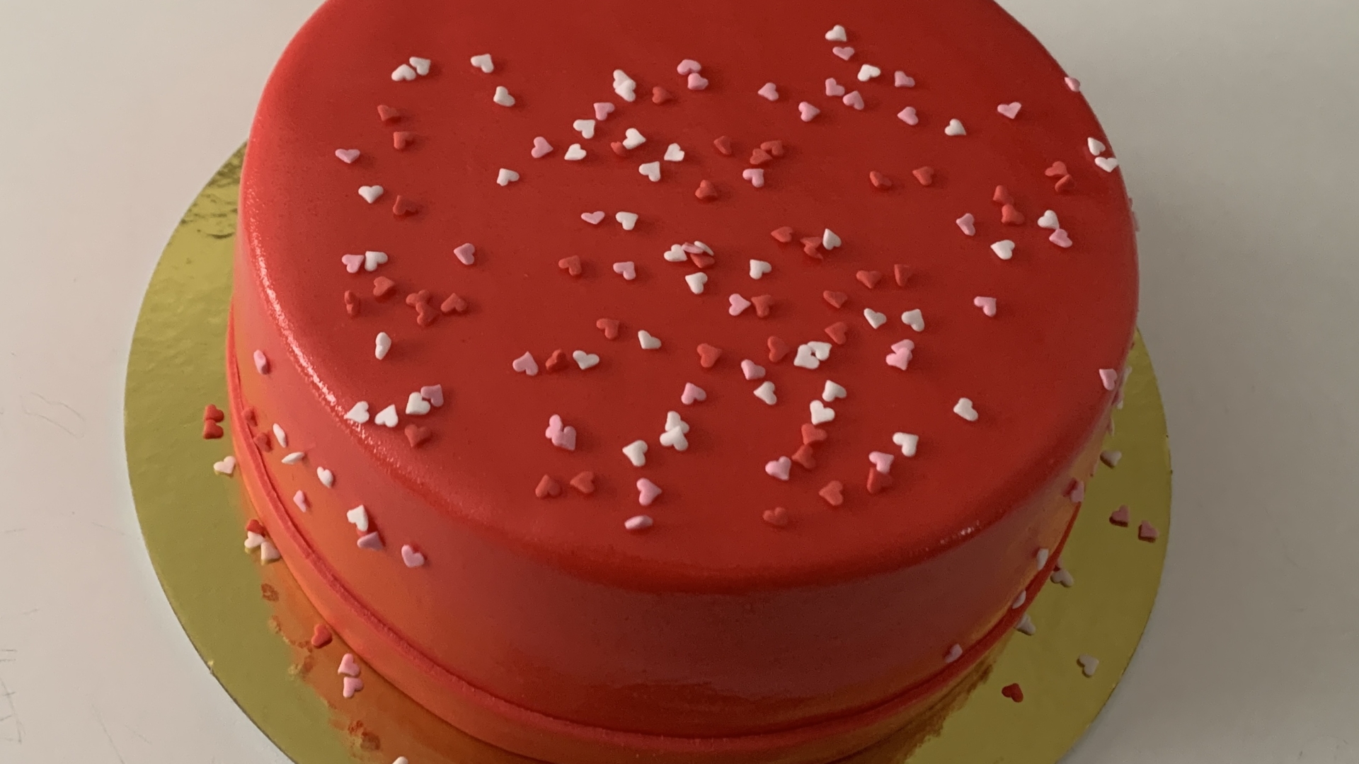 Rode taart met hartjes