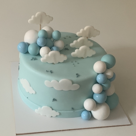Geboorte taart wolkjes