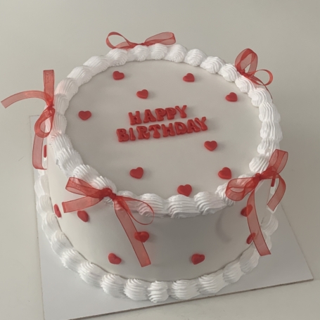 Happy Birthday taart rode strikjes