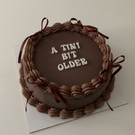 A tini bit older taart met strikjes