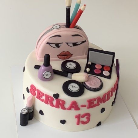 Make-Up taart Serra Emine