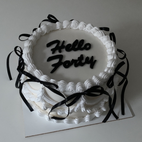 Taart met strikjes Hello Forty